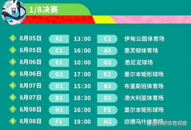 暴雨夜手拿神秘箱子的丁一鸣（王千源 饰）奔向光明，身后是被父亲高高举起的女儿